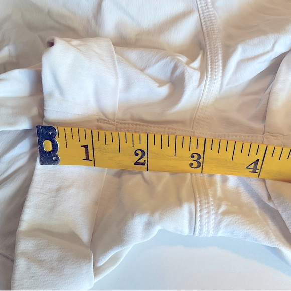 Size 6 white womens Lululemon shorts - Picture 3 of 4